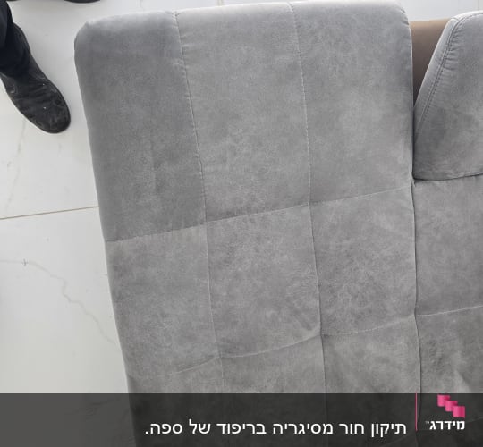 ריפוד אפור על רצפה לבנה עם נעליים שחורות
